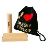 Kręgle fińskie w plecaku czerń, bawełnianym to mobilny zestaw turniejowy wykonaliśmy z nielakierowanego drewna bukowego, a numery i logo są trwale wypalone